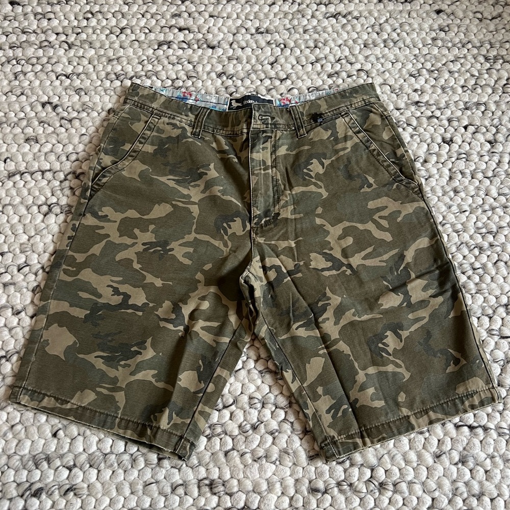 Modern Amusement Men’s 32W Camouflage Shorts